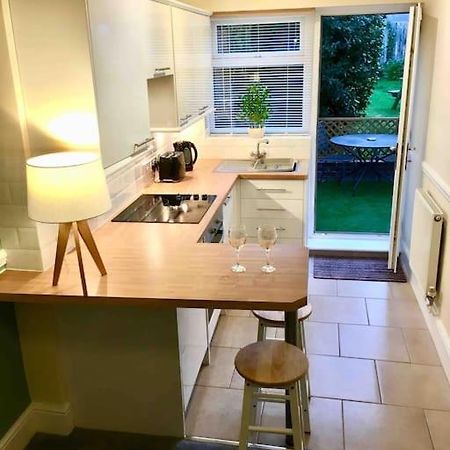 Cosy Coach House Garden Apartment By The Sea, Own Entrance Door, Garden Terrace With Exclusive Rear Door Access & Free Reserved Parking Space Only 2 Mtrs From Your Apt Door! Early Checkin From 3Pm And Late Check Out Till 11Am Available! Бродстерс Екстер'єр фото