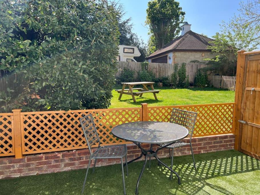 Cosy Coach House Garden Apartment By The Sea, Own Entrance Door, Garden Terrace With Exclusive Rear Door Access & Free Reserved Parking Space Only 2 Mtrs From Your Apt Door! Early Checkin From 3Pm And Late Check Out Till 11Am Available! Бродстерс Екстер'єр фото
