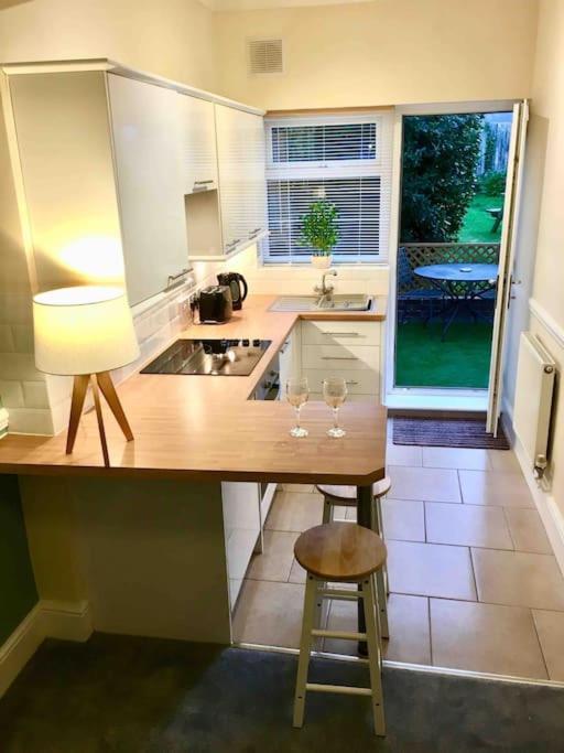 Cosy Coach House Garden Apartment By The Sea, Own Entrance Door, Garden Terrace With Exclusive Rear Door Access & Free Reserved Parking Space Only 2 Mtrs From Your Apt Door! Early Checkin From 3Pm And Late Check Out Till 11Am Available! Бродстерс Екстер'єр фото