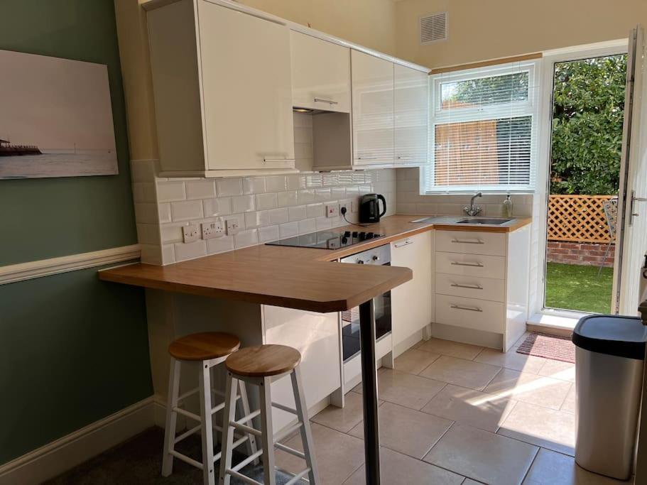 Cosy Coach House Garden Apartment By The Sea, Own Entrance Door, Garden Terrace With Exclusive Rear Door Access & Free Reserved Parking Space Only 2 Mtrs From Your Apt Door! Early Checkin From 3Pm And Late Check Out Till 11Am Available! Бродстерс Екстер'єр фото