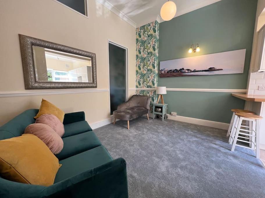 Cosy Coach House Garden Apartment By The Sea, Own Entrance Door, Garden Terrace With Exclusive Rear Door Access & Free Reserved Parking Space Only 2 Mtrs From Your Apt Door! Early Checkin From 3Pm And Late Check Out Till 11Am Available! Бродстерс Екстер'єр фото