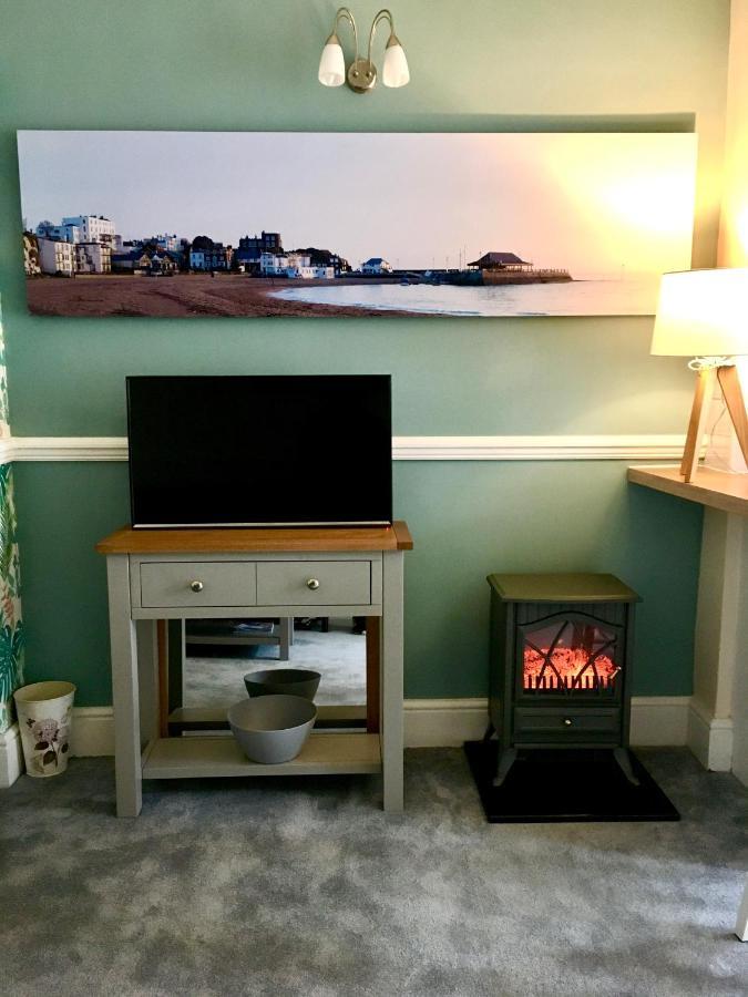 Cosy Coach House Garden Apartment By The Sea, Own Entrance Door, Garden Terrace With Exclusive Rear Door Access & Free Reserved Parking Space Only 2 Mtrs From Your Apt Door! Early Checkin From 3Pm And Late Check Out Till 11Am Available! Бродстерс Екстер'єр фото